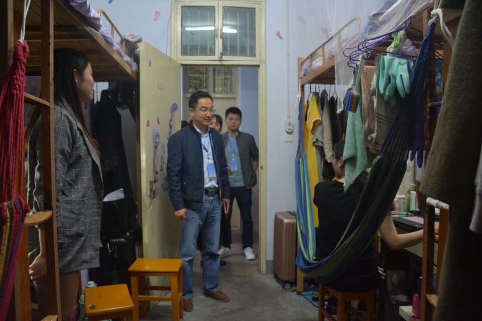 0638太阳集团官网领导老师走访毕业生宿舍