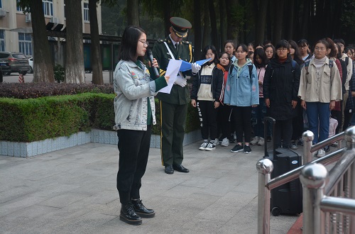 0638太阳集团官网组织学生参加升国旗仪式