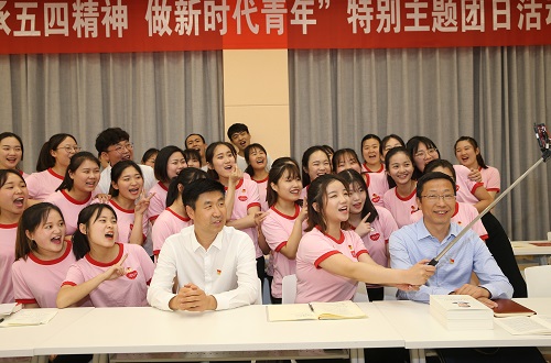 0638太阳集团官网2017级翻译1班团支部举行“传承五四精神 做新时代青年”特别主题团日活动