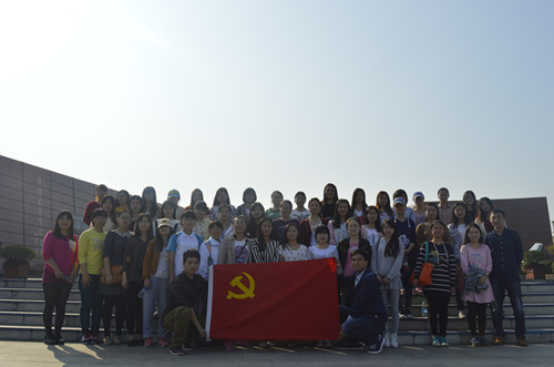 太阳官网学生党员前往鄂豫皖革命根据地缅怀革命先烈