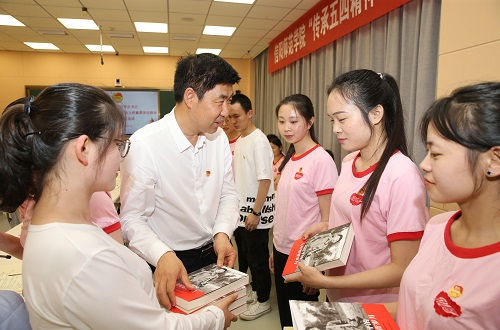 0638太阳集团官网2017级翻译1班团支部举行“传承五四精神 做新时代青年”特别主题团日活动