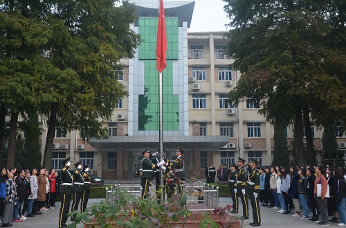 0638太阳集团官网组织学生参加升国旗仪式
