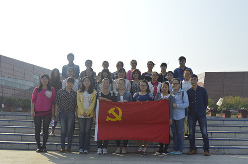太阳官网学生党员前往鄂豫皖革命根据地缅怀革命先烈