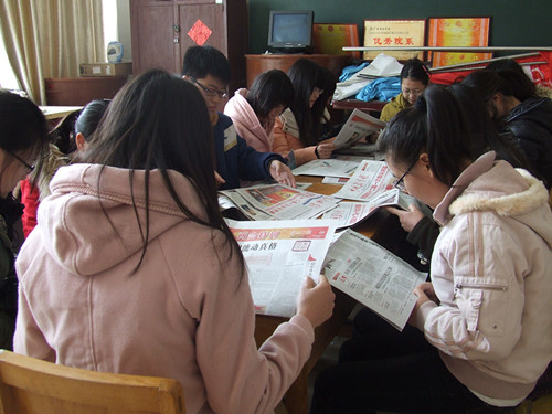 0638太阳集团官网多途径组织学生关注学习“两会”精神