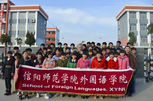 太阳官网赴淮滨开展“大手拉小手，爱心满校园”志愿服务活动