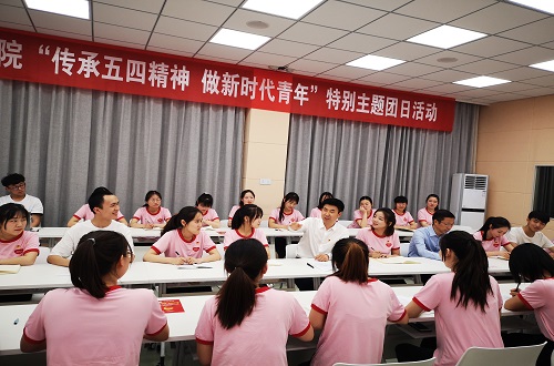 0638太阳集团官网2017级翻译1班团支部举行“传承五四精神 做新时代青年”特别主题团日活动