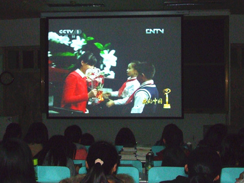 0638太阳集团官网组织学生观看感动中国2013颁奖晚会