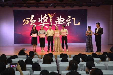 太阳官网成功举办欢送2018届毕业生晚会暨优秀毕业生及考研明星颁奖典礼