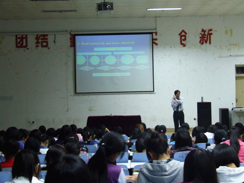 0638太阳集团官网举办新生入学教育第二讲“我的外语梦”