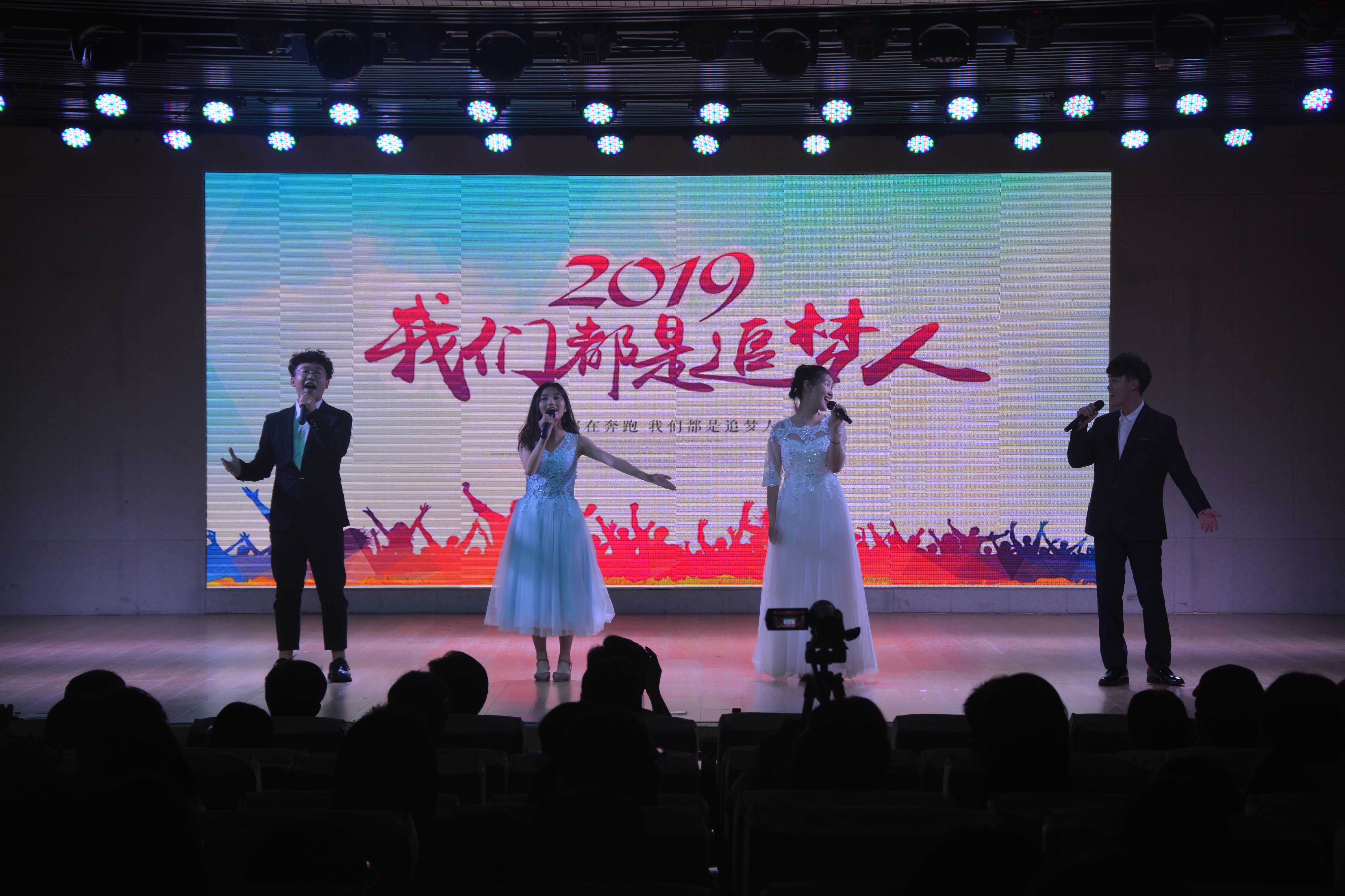 0638太阳集团官网成功举办2019届优秀毕业生颁奖典礼暨欢送毕业生晚会